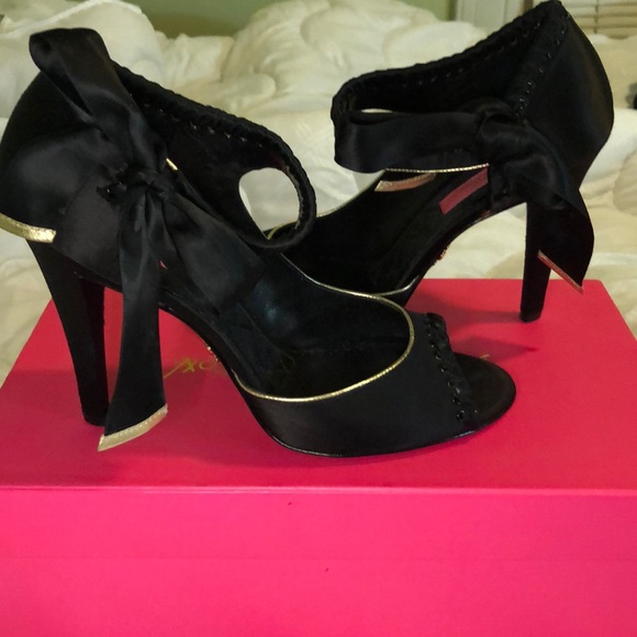 Shoes - Picture 1 of 4